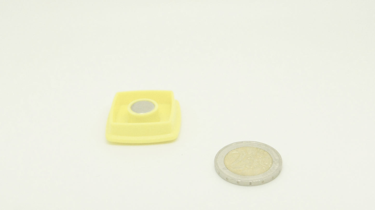 Square Magnetic Button 30x30 Yellow